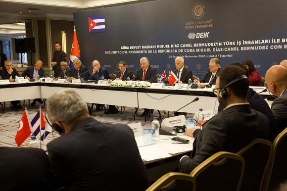 Presidente de Cuba sostiene encuentro con empresarios turcos