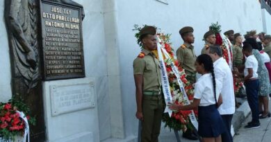 Cuba: Rinden tributo Raúl y Díaz-Canel a los mártires del 30 de noviembre