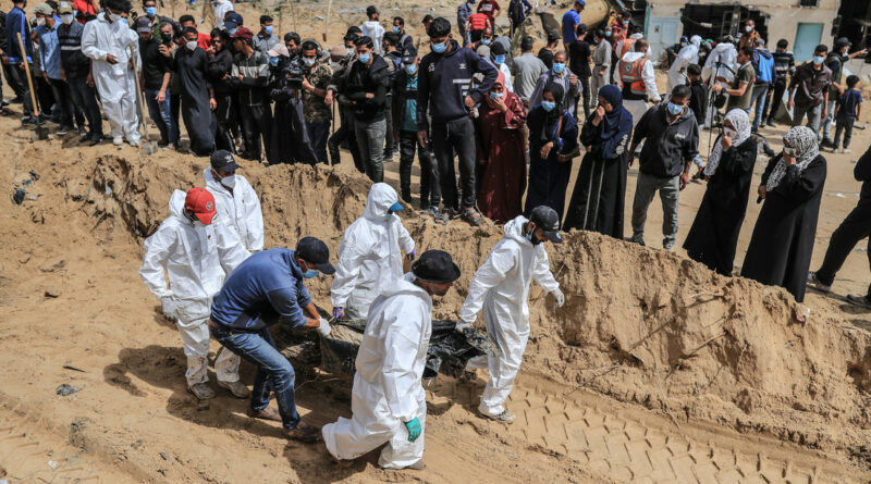 “Cuerpos vaporizados y convertidos en cenizas”: hallan enormes fosas comunes en un hospital de Gaza