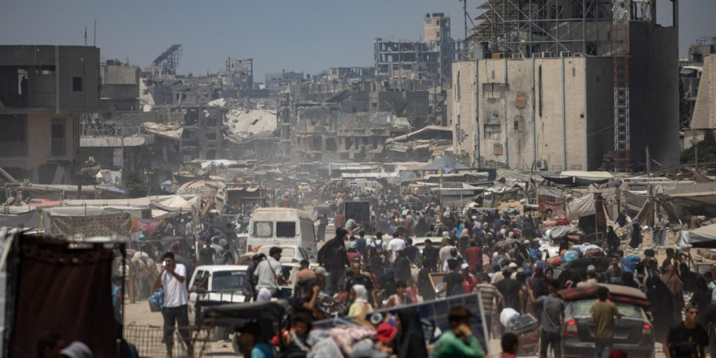 Palestinos abandonan una zona de Jan Yunis, en Gaza. FOTO:
EFE