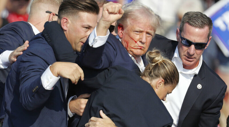 Donald Trump, en el momento posterior al atentado.. Imagen: EFE