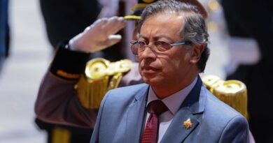 Petro afirma que Colombia defenderá su soberanía con la vida