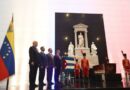Ofrenda floral ante el sarcófago de Bolívar en Caracas honra a combatientes cubanos caídos