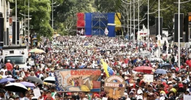 Docentes de Venezuela marchan por la liberación de Maduro y Flores