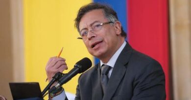 Petro insta a Estados Unidos levantar bloqueo a Cuba