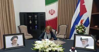 Firman libro de condolencias desde Cuba en honor al Ayatollah Ali Jamenei y el heroico pueblo de Irán