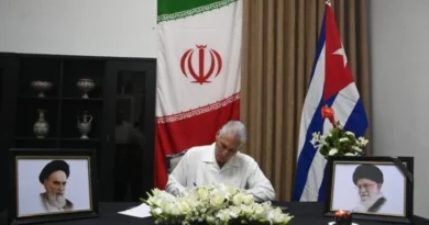 Díaz-Canel firma libro de condolencias por martirio de Khamenei
