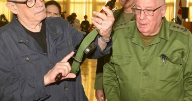 Silvio Rodríguez recibió su fusil de combate AKM