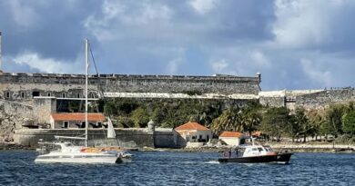Entran los dos veleros restantes del convoy Nuestra América en la bahía de La Habana