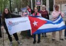 Más de un centenar de personas se juntaron frente a la embajada de EE. UU. en Bruselas para protestar contra el bloqueo contra Cuba