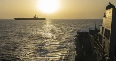 La Fuerza Naval de la Guardia Revolucionaria de Irán incautó dos «buques infractores» en el estrecho de Ormuz y los trasladó a la costa iraní. Foto:EFE.