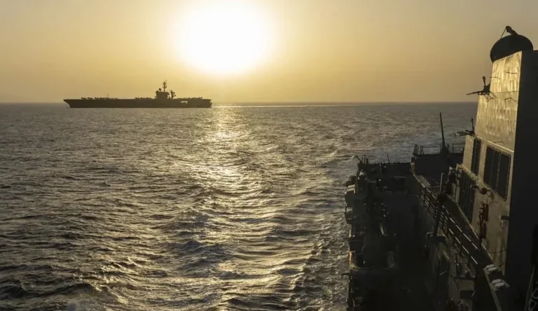 La Fuerza Naval de la Guardia Revolucionaria de Irán incautó dos «buques infractores» en el estrecho de Ormuz y los trasladó a la costa iraní. Foto:EFE.