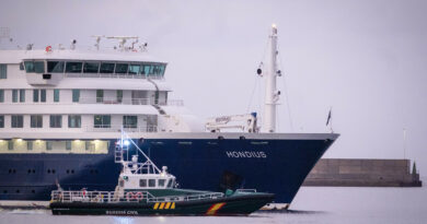 El crucero afectado por un brote de hantavirus ha llegado a la isla española de Tenerife