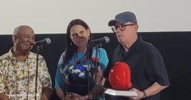 Silvio Rodríguez Domínguez recibió en el Cine «Charles Chaplin» un hermoso «Corazón Feliz»
