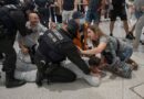 La Ertzaintza carga contra activistas de la Global Sumud Flotilla a su llegada al aeropuerto de Bilbao