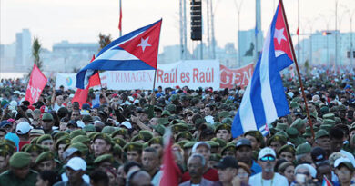 Miles de cubanos asisten a la Tribuna Antimperialista José Martí para mostrar su apoyo a Raúl y a la Revolución cubana