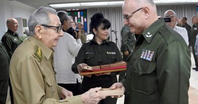 Raúl y Díaz-Canel presiden actos de ascensos y condecoraciones a oficiales del Ministerio del Interior