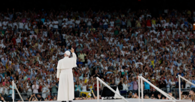 El papa León XIV en España: Defiende el multilateralismo, apoya a los migrantes y recibe camiseta del Madrid
