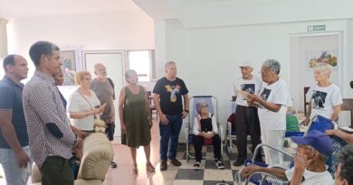 La brigada del Hermanamiento Nou Barris El Cerro visita la casa de abuelos «Celia Sánchez» del Cerro