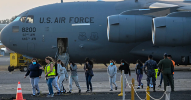 Corte Suprema de EE.UU. autoriza a Trump a reanudar deportación de migrantes a terceros países